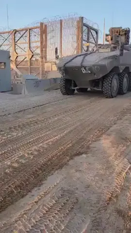 Pasukan Pertahanan Israel (IDF) telah memulai penarikan pasukan dan peralatan skala penuh ke posisi yang telah disetujui sebelumnya di Jalur Gaza sebagai bagian dari fase terbaru dalam gencatan senjata dan pengaturan wilayah. Setelah selesai, Israel akan mempertahankan kontrol atas sekitar 53% dari Gaza, termasuk zona penyangga kritis dan sektor strategis. Wilayah yang tertahan meliputi seluruh penyangga perbatasan Israel-Gaza, Koridor Philadelphi di sepanjang perbatasan Mesir-Gaza, Beit Hanoun dan Beit Lahiya di utara, dasar utama di timur Kota Gaza, dan sebagian besar Rafah dan Khan Younis di selatan. Para analis militer mencatat bahwa konfigurasi ini secara efektif membagi Gaza menjadi beberapa sektor yang dikendalikan, memastikan Israel mempertahankan dominasi operasional dan keamanan perbatasan sambil mengurangi tekanan internasional untuk penarikan penuh.