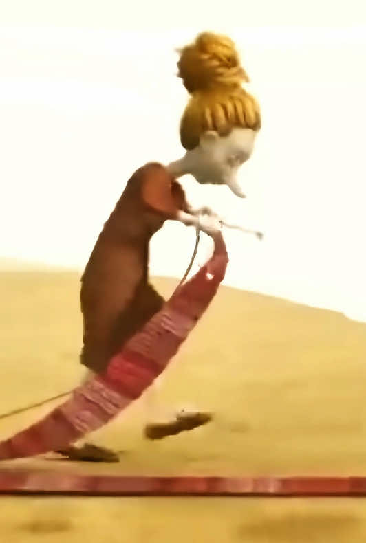 A woman stood at the edge of a cliff,weaving a towel.#funnyvideos #cartoon #fyp #foryou #anime 