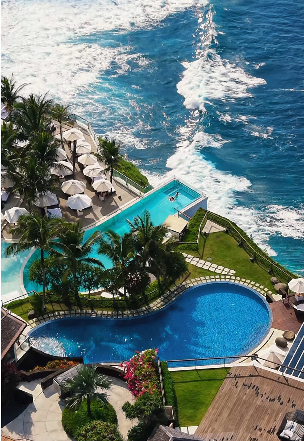 Living on the edge of paradise in Bali. 🌊 The glass-bottom pool here is just unreal.💙 📍@theedgebali_2020  #theedgebali #bali #uluwatu #beachclubbali #balitrip 