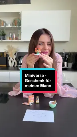 Anzeige| Mein Mann hat den Traum, irgendwann ein eigenes Café zu eröffnen ☕. Als kleine symbolische Überraschung habe ich ihm mit dem DIY-Set @Miniverse – Make It Mini from Skratch eine Mini-Torte gebastelt 🍰 – quasi als Gutschein für den zukünftigen Barista. Natürlich ist sie nicht essbar, aber dafür mit ganz viel Liebe zum Detail gemacht 💖  Dieses Set ist perfekt für alle DIY- und Miniatur-Liebhaber:innen: Es weckt das Bastelfieber ✂️ und verzaubert mit liebevollen Details ✨. Wem würdet ihr mit so einer süßen Mini-Überraschung eine Freude machen? 🥰#MiniatureDIY #GiftIdea #Miniverse #BaristaGift