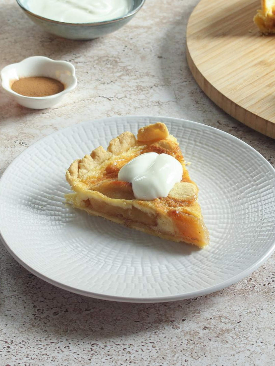 Désolé les Bretons, celle-ci c'est 100% Normandie ! 🤭🍎 La recette 👇 Ingrédients (pour 6 personnes)  1 pâte feuilletée ou pâte brisée 4 pommes Reinette du Canada ou boscop 80 g de sucre 35 g de beurre ½ c. à c. de cannelle Pour la crème 2 oeufs 10 cl de crème fraîche épaisse 30 g de sucre 5 cl de calvados Préparation : La garniture Préchauffez votre four à 190°C. Pelez les pommes et coupez-les en tranches épaisses. Saisissez-les dans une poêle avec le beurre.  Baissez le feu, ajoutez le sucre et la cannelle. Mélangez et laissez cuire quelques minutes. Les pommes doivent encore bien se tenir.  Déroulez la pâte dans un moule et disposez les tranches de pommes dessus. Faites cuire pendant 10 minutes. Pendant ce temps, fouettez la crème avec les œufs.  Ajoutez le sucre et le calvados.  Versez la préparation sur la tarte au bout des 10 minutes de cuisson.  Prolongez la cuisson de 15 à 20 minutes. La crème doit être prise et le dessus bien doré. #Recette #Recettefacile #Ideerecette #Tarteauxpommes #Gateau