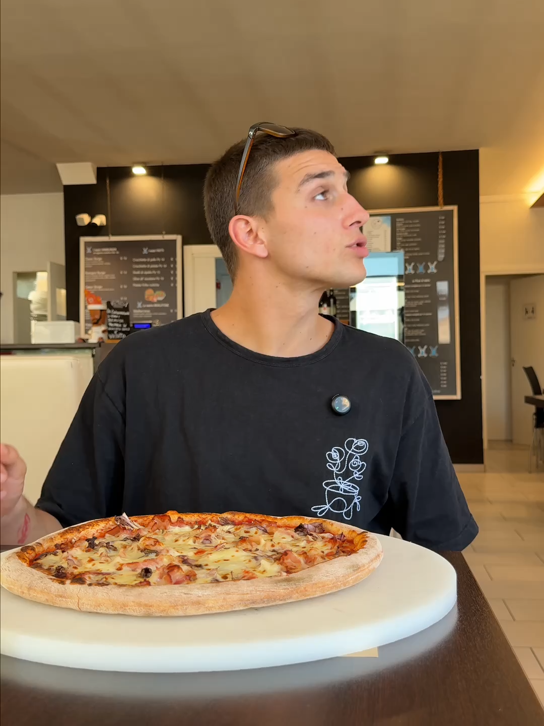 Alla fine Dennis ha trovato la soluzione 🍕😂 @ristomedia.it #FoodFun #PizzaLover #pizzeria #ironia #PizzaTime