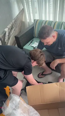 Tentando montar! #criancas #diadascriancas #brinquedo #triciclo 