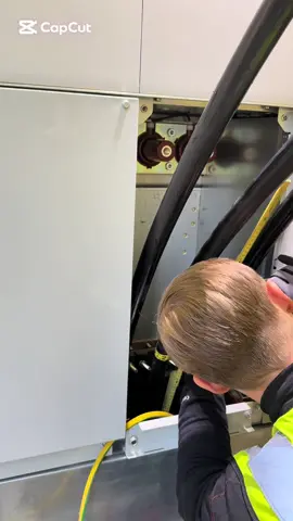 Endeavslutning på 24 kV TSLF 3x1x240 Al. Brukes for å isolere, beskytte og hindre overslag der kabelen avsluttes.⚡️🛠️ #høyspenning #highvoltage #cabel #kraft #energimontør 