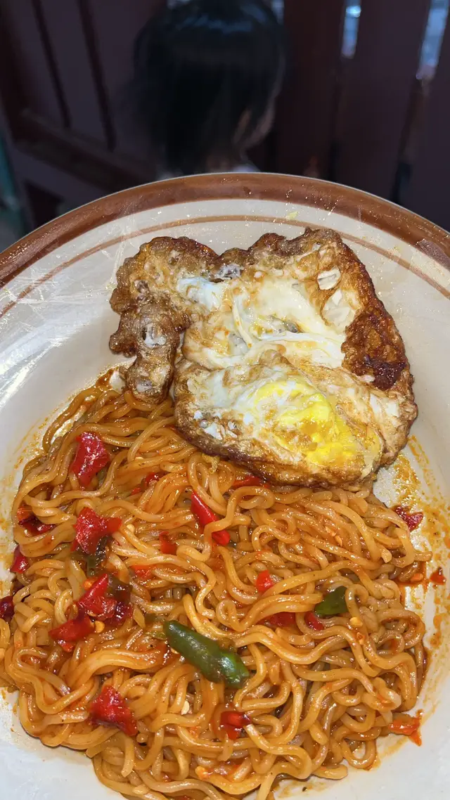 Makanan yg enak malam hari saat cuaca dingin. Tp klo sering dikonsumsi tdk baik utk kesehatan . Ini foto koleksi mie buatanku yg setiap sy masak tdk lupa cekrek heheh. #mieinstan  #mie 