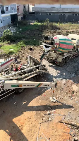 Pouring concrete column. #shorts #construction #structure #engineering 