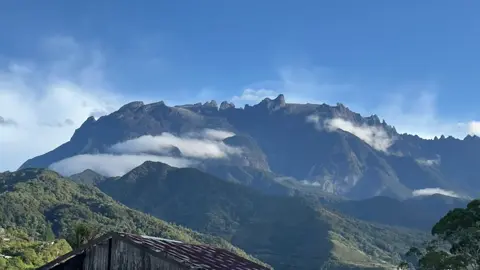 View gunung kinabalu dari bilik cantik sangat 😍 kami stay homestay murah je ni 🤭 #kundasang #gunungkinabalu #fyp #jalanjalansabah #foryou 