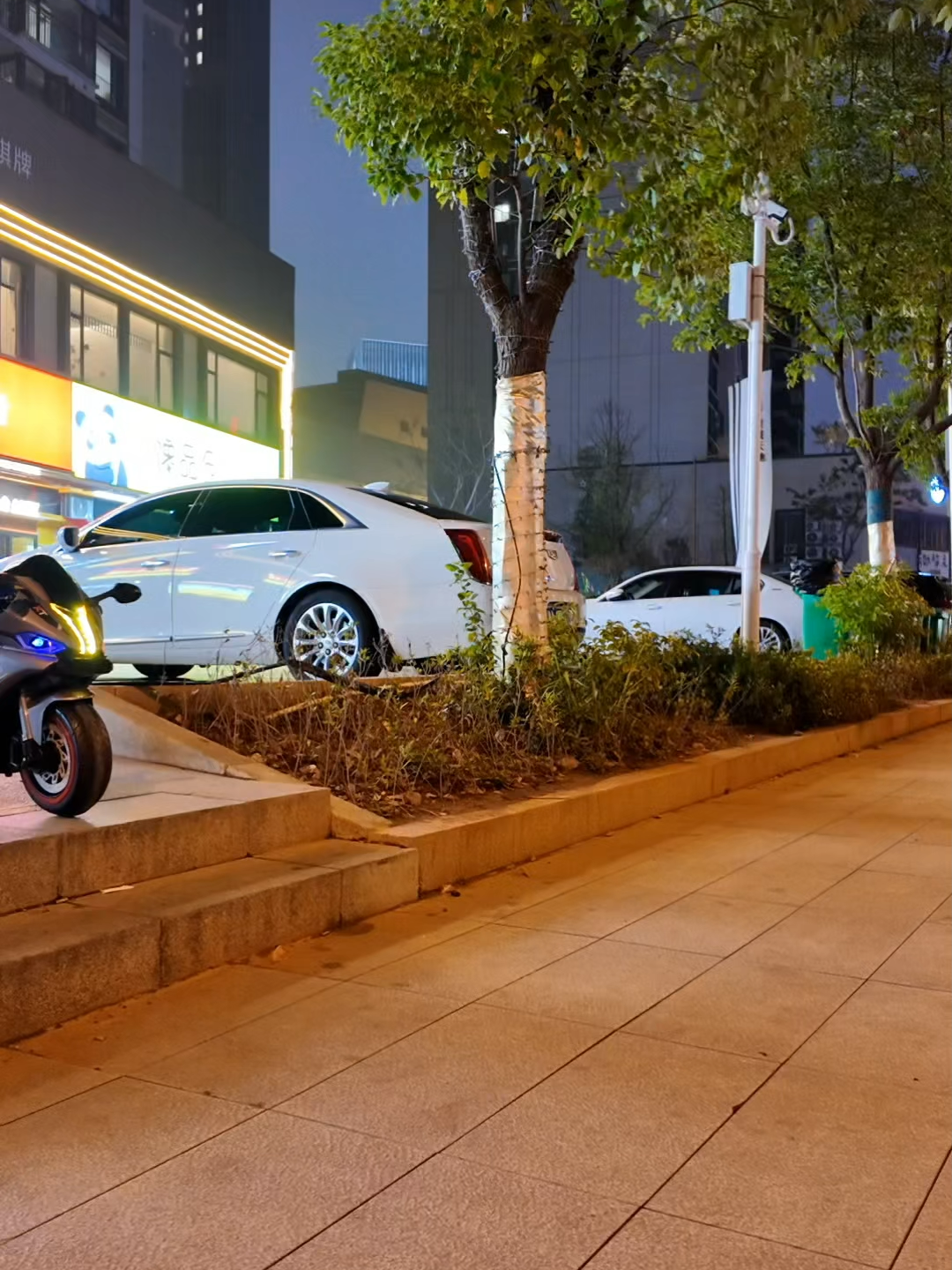 “Xe mô tô điện siêu ngầu cho bé đây rồi! Đèn LED viền bánh sáng rực, tiếng nổ cực chất, bé ngồi lên là hóa tay đua nhí liền! Khung chắc, bánh to, chạy êm, an toàn tuyệt đối. Bé đam mê tốc độ thì mẹ phải chốt ngay mẫu này, hot nhất năm luôn đó nha!”