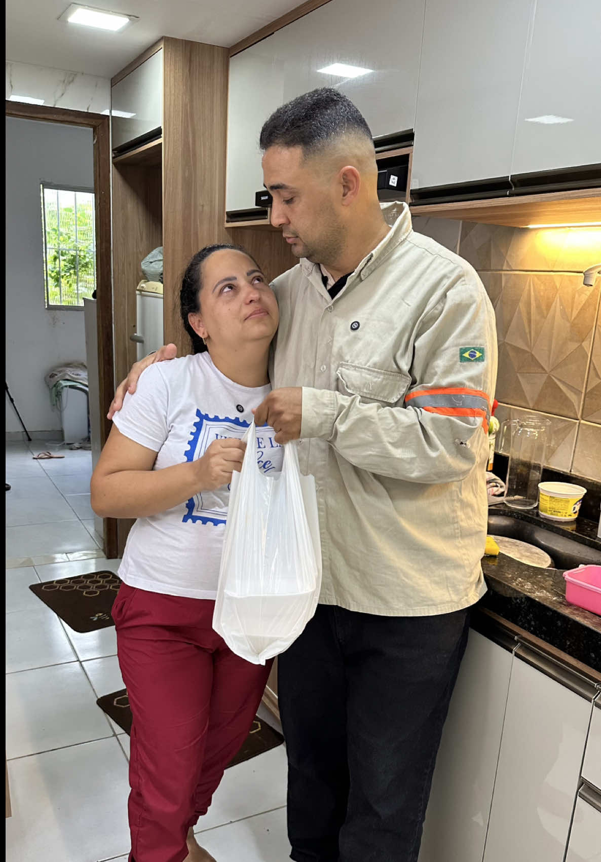 Ela chorou porque não tá dando conta da casa,olha a atitude do esposo