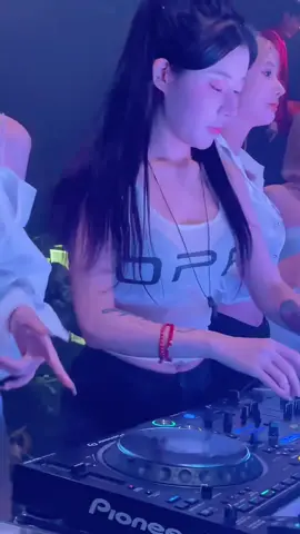 Nếu thấy cuốn thì cmt em lên full ạ #dancerbar #djremix #djbar #djfullbass #tainghe 