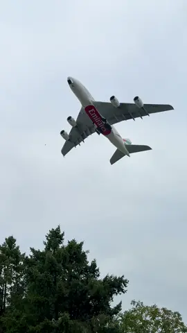 THE A380 ✈️ rumbling over Dusseldorf Lohausen today. Cherio to those living there 🤣 #a380 #creatorsearchinsights #airbusa380 #rumble #dusseldorf 