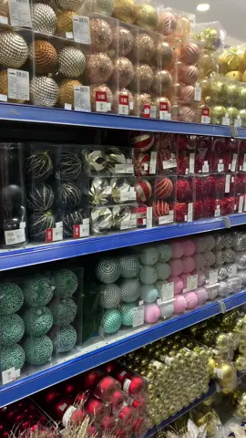 Confira a nossa incrível variedade de bolas natalinas: são muitas cores, modelos e tamanhos para deixar sua árvore ainda mais linda! ❤️💚💛 Garanta já as suas! 📲 Fale com a gente no WhatsApp: (19) 99916-0325