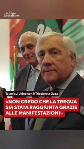 Dopo l’‘incidente digitale’ di cui è stato protagonista, postando un video su Gaza sui suoi profili social e su quelli di Forza Italia (e anche di Carlo Fidanza di Fratelli d’Italia), che intendeva ringraziare quanti in Italia hanno manifestato e sostenuto la causa palestinese e la fine dell’assedio di Gaza, spacciato come ringraziamento al governo italiano, il ministro degli Esteri, Antonio Tajani non riconosce alcun merito ai tantissimi che hanno manifestato in Italia e nel resto d’Europa e del mondo.  “Il merito dell’accordo di pace è di chi ha voluto raggiungere l’obiettivo, dei negoziatori americani, qatarini, egiziani e turchi” afferma. Nessun riconoscimento quindi all’opinione pubblica mondiale che si è mossa dal basso. “Manifestare è legittimo ma troppo spesso le regole durante queste manifestazioni sono state violate”, ha proseguito. Il servizio di Manolo Lanaro. #ilfattoquotidiano 