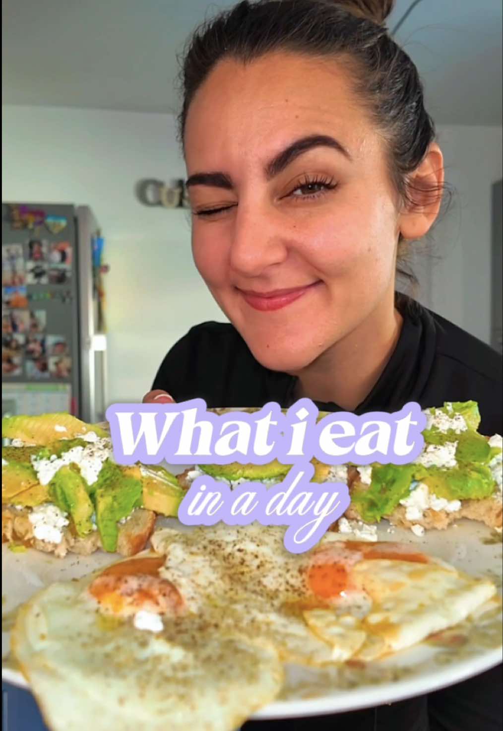 What I eat in a day ✨ Une journée dans mon assiette, sans prise de tête ni frustration 🥑 Au menu : banane bred maison merci @apricotmaxine , avocado toast bien gourmand, et surtout… le plaisir avant tout ! 💚 #whatieat #unejourneedansmonassiette #recettemaison #recettesimple #pourtoi 