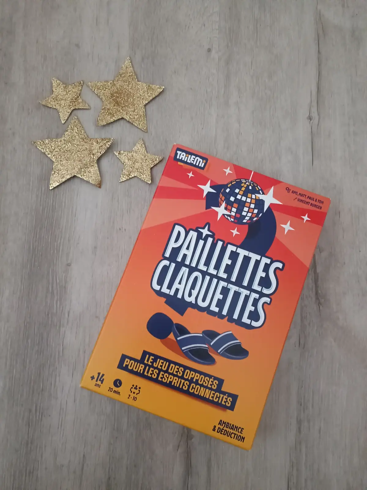 ✨ PAILLETTES CLAQUETTES ✨ Collaboration commerciale avec @paillettesclaquettes_jeu et @tailemi_games 🎉 Ici on adore jouer aux jeux de société et comment mieux commencer le weekend qu'avec un bon moment entre amis avec le nouveau jeu Paillettes Claquettes 🥳 Le jeu des opposés pour les esprits connectés 👋 Il s'agit d'un jeu de déduction passionnant où l'on doit entrer en connexion avec notre équipe pour gagner la partie.  ⁉️ Comment ⁉️ Trop facile !! 🌟 Il suffit de retourner une carte catégorie 🌟 On pioche une carte numéro mystère  Ça va jusque-là tu vois c'est simple 🤭 On donne un indice pour faire deviner notre position à l'équipe.  Plus notre équipe se positionne proche du numéro mystère plus on gagne de points. 🏆 L'équipe la plus connectée gagne la partie.  Je te donne un exemple : Je tire la carte quelque chose qui protège bien ou mal, bien correspondant au chiffre 20 et mal au chiffres 0.  Je tire la carte numéro 16.  On a donc quelque chose qui se rapproche plus du bien que du mal. Je pourrais par exemple dire casquette. Tu as compris ? Tu vois c'est simple et bon moment assuré 🥳 Aimes-tu jouer à des jeux de société ? Que penses-tu du concept de celui-ci ? #collaborationcommercialenonremunérée  #collaborationcommerciale  #produitoffert  #publicité  #paillettesclaquettes 
