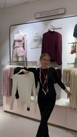 MISSA INTE våra nya Super Soft tröjor med kashmir 🎀☁️ För endast 369kr är det mest användbara, mjukaste och smickrande plagget ditt!✨ #hunkemöller #fashiontiktok 