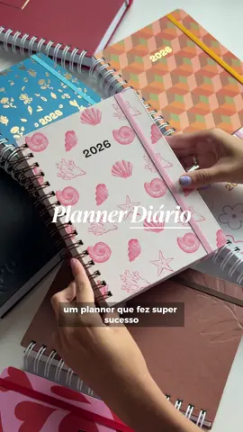 Planejamento diário e com horários? 🤩 É com o #Planner Diário sim! 💞 Que possui planejamento diário, #moodtracker, #habittracker & mais ✨ | #Agendas e Planners #2026 disponíveis aqui no Tiktok Shop, loja on-line e quiosques espalhados por todo Brasil 🇧🇷 