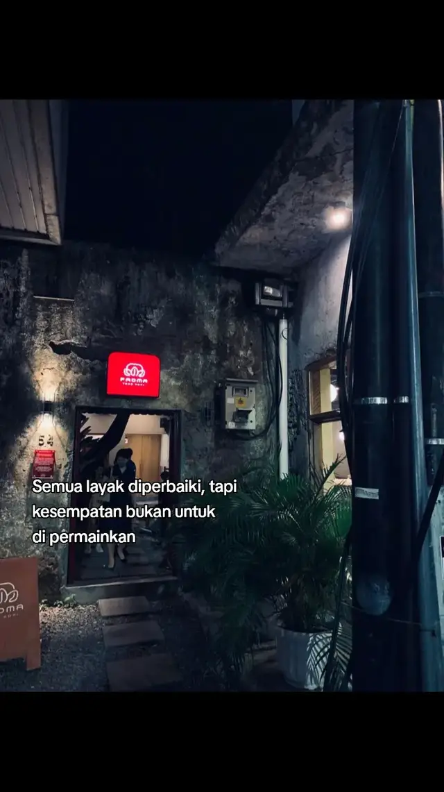 Bahan-bahan Bahan utama: 1 kg daging sapi, potong menjadi 20-25 bagian 2 batang serai, memarkan 4 lembar daun jeruk, buang tulang 2 lembar daun kunyit, ikat simpul 1 ruas asam kandis atau asam gelugur 2 liter santan kental (dari 2-3 butir kelapa tua) Garam secukupnya Gula pasir secukupnya (opsional) Bumbu halus: 200 gram cabai merah keriting (sesuai selera) 100 gram bawang merah 50 gram bawang putih 1 ruas jahe 1 ruas lengkuas 2 ruas kunyit 1½ butir pala 1 sendok teh ketumbar 12 sendok teh jintan 12 sendok teh lada Cara Membuat: Haluskan Bumbu: Blender atau ulek semua bahan bumbu halus hingga benar-benar halus. Masak Bumbu dan Santan: Tuang santan kental ke dalam wajan besar. Masukkan bumbu halus, serai, daun jeruk, daun kunyit, dan asam kandis. Aduk rata. Masak dengan api sedang sambil terus diaduk agar santan tidak pecah. Masak Daging: Setelah santan mendidih dan bumbu tercampur rata, masukkan potongan daging sapi. Kecilkan api. Proses Merendang: Masak daging dengan api kecil. Selama proses ini, aduk sesekali agar bagian bawah tidak gosong. Tahap ini terbagi menjadi beberapa fase: Gulai: Setelah santan menyusut dan mengental, rendang akan memasuki fase gulai. Kuahnya masih banyak dan berwarna kuning kemerahan. Kalio: Santan terus menyusut dan mengental hingga warnanya mulai berubah menjadi cokelat gelap. Ini disebut kalio. Daging sudah mulai empuk, tapi rendang belum kering. Rendang: Lanjutkan memasak hingga santan benar-benar mengering dan bumbu meresap sempurna ke dalam daging. Warna rendang akan menjadi cokelat kehitaman dan mengeluarkan minyak. Koreksi Rasa: Tambahkan garam dan sedikit gula (jika suka) sesuai selera. Aduk rata. Penyajian: Angkat rendang yang sudah matang. Rendang siap disajikan dengan nasi hangat. Tips Tambahan: Pilih Daging: Gunakan bagian daging has dalam atau sandung lamur yang memiliki sedikit lemak agar hasilnya lebih empuk. Kesabaran Adalah Kunci: Proses memasak rendang membutuhkan waktu sekitar 4-6 jam. Jangan terburu-buru. Semakin lama dimasak, semakin enak  dan tahan lama. Aduk Terus: Di awal memasak, pastikan untuk sering mengaduk santan agar tidak pecah. Saat sudah masuk fase kalio dan rendang, aduk sesekali saja. Tingkat Kematangan: Jika Anda lebih suka rendang  yang sedikit basah (kalio), Anda bisa menghentikan proses memasak saat kuah sudah mengental dan berwarna cokelat gelap. Selamat mencoba! #4u #oktoberantakan #galaubrutal #foryoupage 