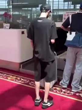 The last time he appeared in public was on August 13, and he was so thin that he looked unrecognizable.