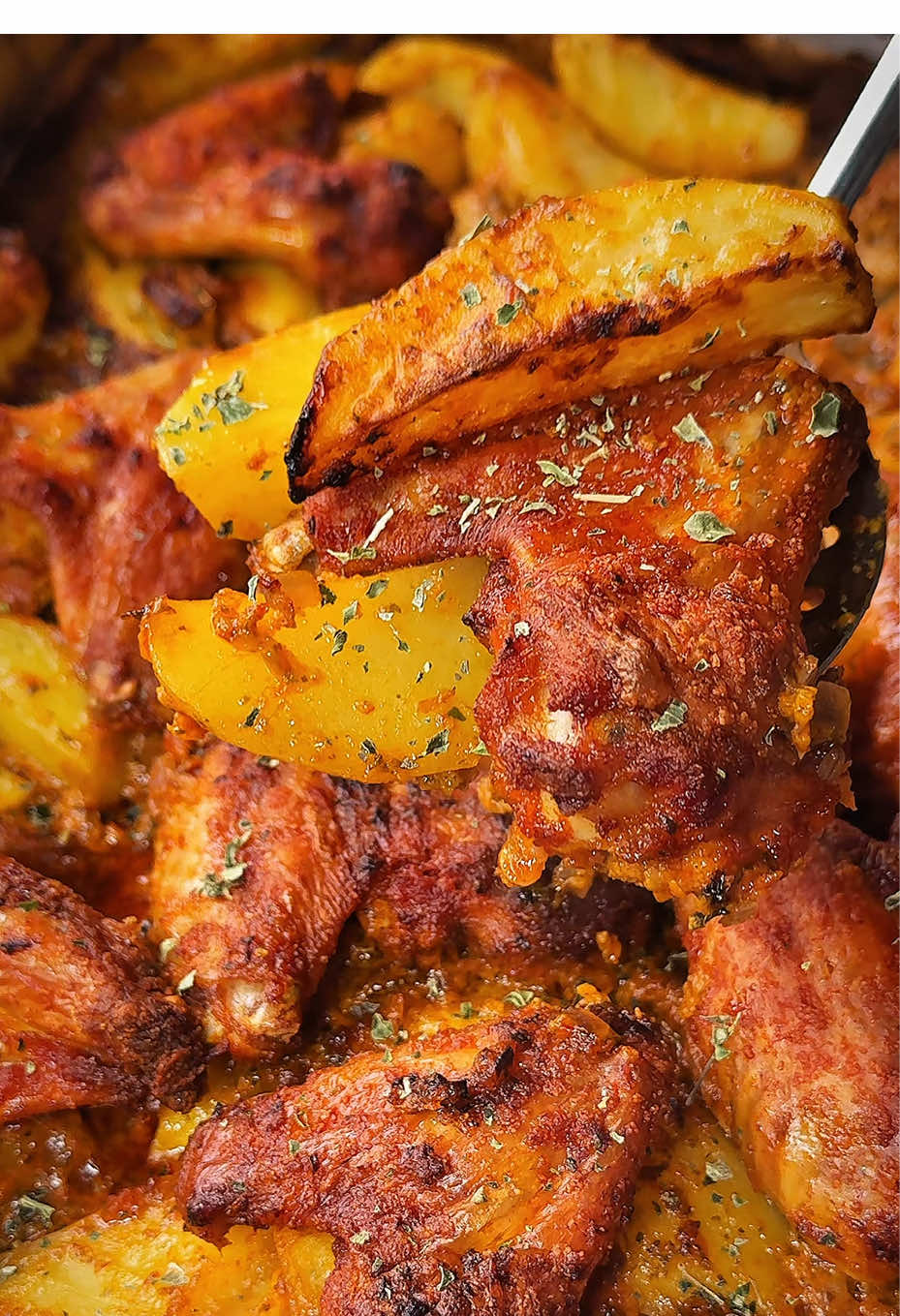 Aripioare de pui fragede cu cartofi rumeniți în sos de legume – Deliciu la cuptor pentru întreaga familie! Ingrediente: - 600 g aripioare de pui - cartofi mari - 2 cepe  - 2 roșii - 1 ardei capia roșu mare - 4 căței de usturoi - Pătrunjel proaspăt - 25 ml ulei de măsline - Sare, piper - Boia dulce, oregano, praf de usturoi Mod de preparare: 1. Marinează aripioarele: - Amestecă aripioarele cu ulei de măsline, sare, piper, boia dulce, oregano și puțin praf de usturoi. - Lasă-le la marinat 2 ore pentru a prinde aromele. 2. Pregătește cartofii și sosul: - Curăță cartofii și taie-i în bucăți mai mari. - Taie ceapa marunt!  - Într-un blender, mixează pătrunjelul, roșiile, ardeiul capia, usturoiul, sarea, piperul și uleiul de măsline pentru a obține un sos fin de legume. 3. Asamblare: - Pune cartofii într-o tavă tapetată cu hârtie de copt. - Adauga ceapa taiata. - Toarnă sosul de legume peste cartofi și amestecă bine. - Așază aripioarele deasupra cartofilor. 4. Coacere: - Preîncălzește cuptorul la 180°C și coace timp de aproximativ o oră. - La jumătatea timpului, întoarce aripioarele pentru o rumenire uniformă. Aripioare fragede și suculente, cartofi aromați și un sos de legume delicios care îmbogățește fiecare îmbucătură! #aripioareLaCuptor #chickenrecipe  #cartofiRumeniți #puiLaCuptor #food         