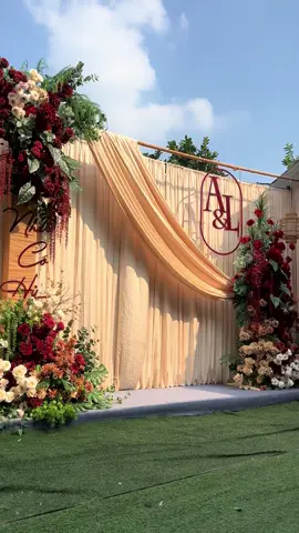 Đám cưới của Lan Anh và Hoàng Long mang đậm sắc đỏ chủ đạo – gam màu tượng trưng cho tình yêu rực rỡ và hạnh phúc viên mãn. Không gian rạp cưới được trang trí tinh tế với phông nền đỏ nhung, cổng hoa rực rỡ và ánh đèn vàng ấm áp, tạo nên khung cảnh vừa sang trọng vừa ngọt ngào. Mỗi chi tiết, từ khăn trải bàn đến hoa trang trí, đều được phối hợp hài hòa, toát lên phong cách hiện đại nhưng vẫn giữ nét truyền thống. Trong sắc đỏ nồng nàn ấy, nụ cười của cô dâu Lan Anh và chú rể Hoàng Long càng thêm rạng rỡ – đánh dấu khởi đầu cho một hành trình hôn nhân hạnh phúc và tràn đầy yêu thương. --------------   Dịch vụ cưới hỏi trọn gói Anh Khuê#cuoihoitrongoi #rapcuoidep #rapanhoidep #rapcuoidephungyen #rapcuoisukien 