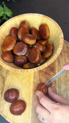 Castane coapte aromate și pufoase perfecte pentru serile de toamnă, se pregătesc ușor și aduc un gust cald și autentic în casă. Spălăm bine castanele în apă rece apoi le crestăm în formă de cruce pe partea bombată cu un cuțit mic preîncălzim cuptorul la 200°C și așezăm castanele într-o tavă cu crestătura în sus le coacem 25–30 de minute până când coaja se deschide și miezul devine moale le scoatem și le acoperim cu un prosop curat 5–10 minute pentru a se curăța mai ușor apoi le curățăm cât sunt calde îndepărtând coaja și pielița subțire le servim simple sau cu puțin unt și sare. Cine mai iubește castanele coapte? Eu nu mă pot opri din mâncat! 🤭 Voi cum le faceți acasă?  #fyp #viral_video🤩🤩🤩 #viral #adinainspires #castane 