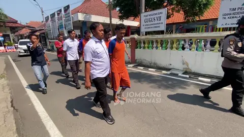 Belum lama keluar dari penjara, MG dan FAJ, keduanya warga Kec Kesamben Jombang kembali ditangkap oleh polisi. Penangkapan dilakukan karena keduanya kembali berulah mencuri motor warga. Pencurian ini terungkap setelah keduanya memposting motor hasil curiannya utk dijual di medsos. Polisi kemudian menyamar sebagai pembeli dan menangkap mereka. ------------ #jombangtiktok #jombang #fypage #fypシ゚ #fyp 