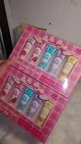 Ang bango, ang lambot, at ang sulit! 💅✨ Perfect pang-gift o pang-self love ngayong holiday season 🎁💖 #DWHandCreamSet #ScentedSelfCare DW 5in1 Floral Hand Cream Gift Set 🌸 Includes Wild Berry, Lily, Azure Orchid, Rose & Chamomile 💐 Moisturizing, non-sticky, and perfect for gifting! 🎄💖 #handcream #handcreamset #floralhandcreamsetbox 