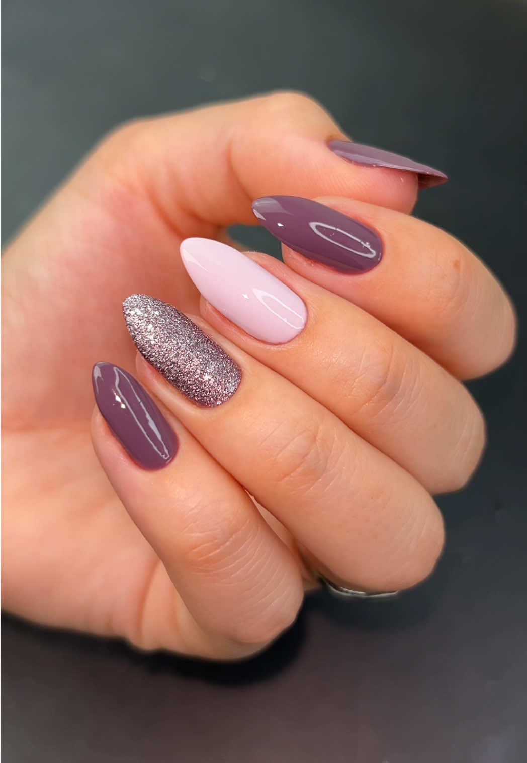 Olha que linda essa inspiração de Unha usando o esmalte da coleção inverno da Anita 🤌😍 usei • cabana de inverno Anita: CLAPSS-AYPU • inocense Impala: CLAPSS-AJCU • glitter prata crystal Avon: CLAPSS-N19J IDs @Mercado Livre (cole no buscador do app) ✨Aproveite: 10/10 há ofertas incríveis por 24h no Mercado Livre.. com descontos + frete grátis a partir de 19 reais! #nails #unhas #esmaltacao #DataDupla #MercadoLivre  