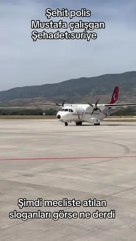 Suriye'de güvenlik faaliyetleri kapsamındaki bir üs bölgesine silahlı saldırıda şehit olan Samsun Özel Harekat Şube Müdürlüğü personeli Çalışgan'ın naaşı, Gaziantep'ten askeri uçakla Tokat Havalimanı'na getirildi. Burada uçaktan alınan şehidin Türk barağına sarılı tabutu, polislerin omuzlarında taşınarak Tokat Belediyesine ait cenaze aracına götürüldü, ardından Tokat Devlet Hastanesi morguna kaldırıldı. Şehidin cenazesi, bir süre sonra morgdan alınarak anne Perihan Tekin'in Karşıyaka Mahallesi'nde bulunan evinin önüne getirildi ve helallik alındı. Daha sonra şehidin Türk bayrağına sarılı naaşı, Cumhuriyet Meydanı'nda hazırlanan alana konuldu. Şehidin naaşı, ikindi namazının ardından kılınan cenaze namazı sonrası Erenler Mezarlığı'nda bulunan şehitlikte toprağa verildi. Cenaze namazına şehidin ailesi ve yakınlarının yanı sıra Tokat Valisi Numan Hatipoğlu, Samsun Valisi Zülkif Dağlı, AK Parti Tokat Milletvekili Yusuf Beyazıt, CHP Tokat Milletvekili Kadim Durmaz, Tokat Belediye Başkanı Eyüp Eroğlu, Tokat Cumhuriyet Başsavcısı Fatih Çoban, Tokat İl Emniyet Müdürü Armağan Adnan Erdoğan, Samsun İl Emniyet Müdürü Ömer Urhal ile vatandaşlar katıldı. #şehitlerölmezvatanbölünmez #türkpolisi #türkiyem🇹🇷🇹🇷🇹🇷 #öncevatan #polis 