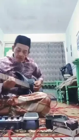 after subuh, kakek ini tidak lupa untuk meningkatkan skill nya. #guitarskills #novemberrain #melodynovemberrain #fyp 