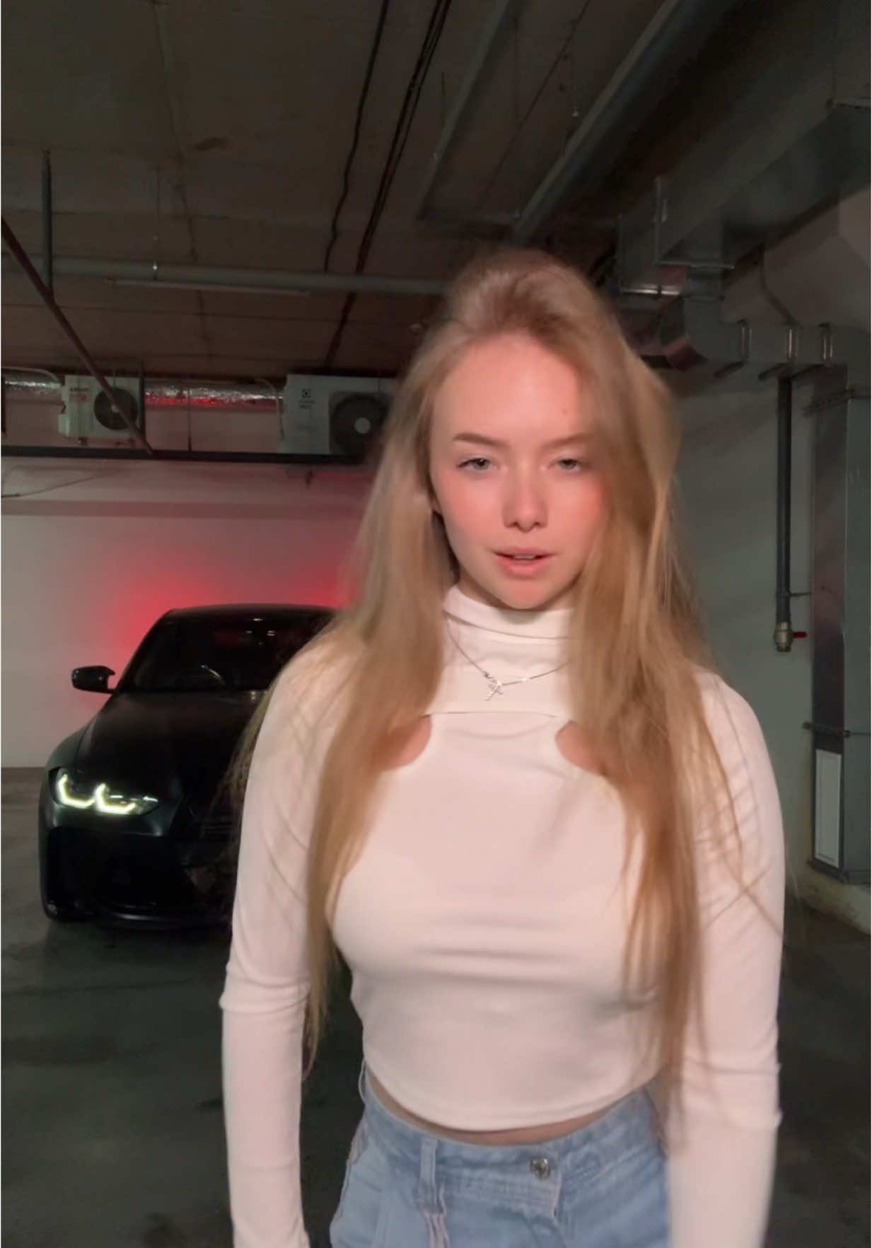 Who's that back there?🖤