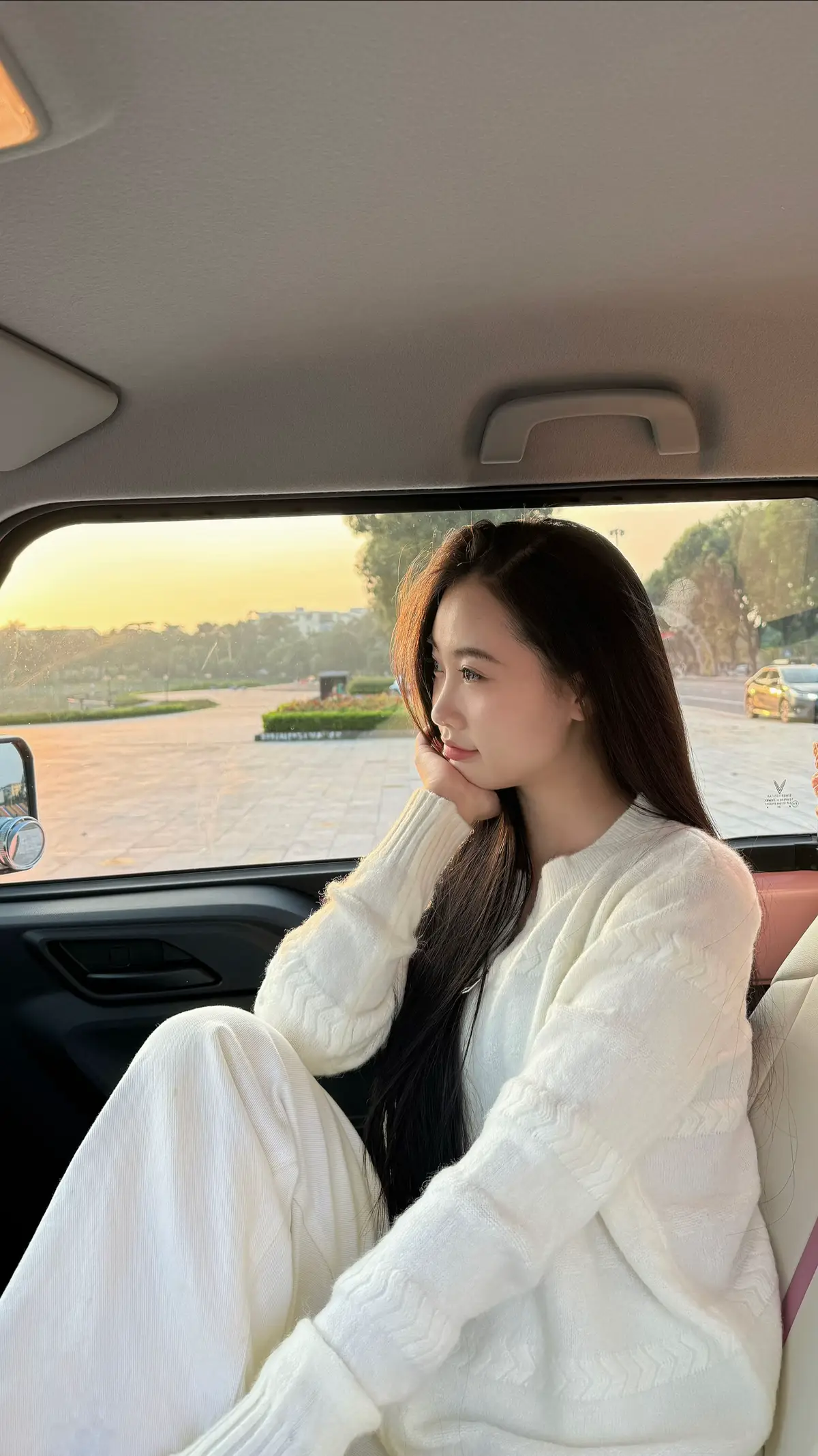 Em thích em bây giờ,nhẹ nhàng với những thứ không hề nhẹ nhàng với em…