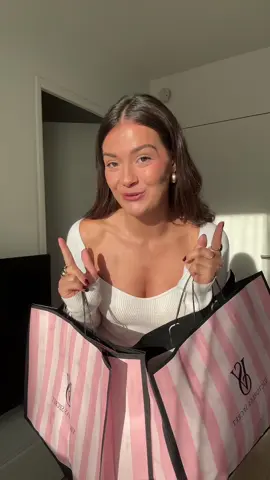 MAIS PARDONNN ? 🥹💗 Tout ça c’est grâce à vous, donc évidemment un petit concours arrive dans très peu de temps 🤫 10000 merci ! #haul #tryon #haultiktok #victoriasecret #haulvictoriasecret 