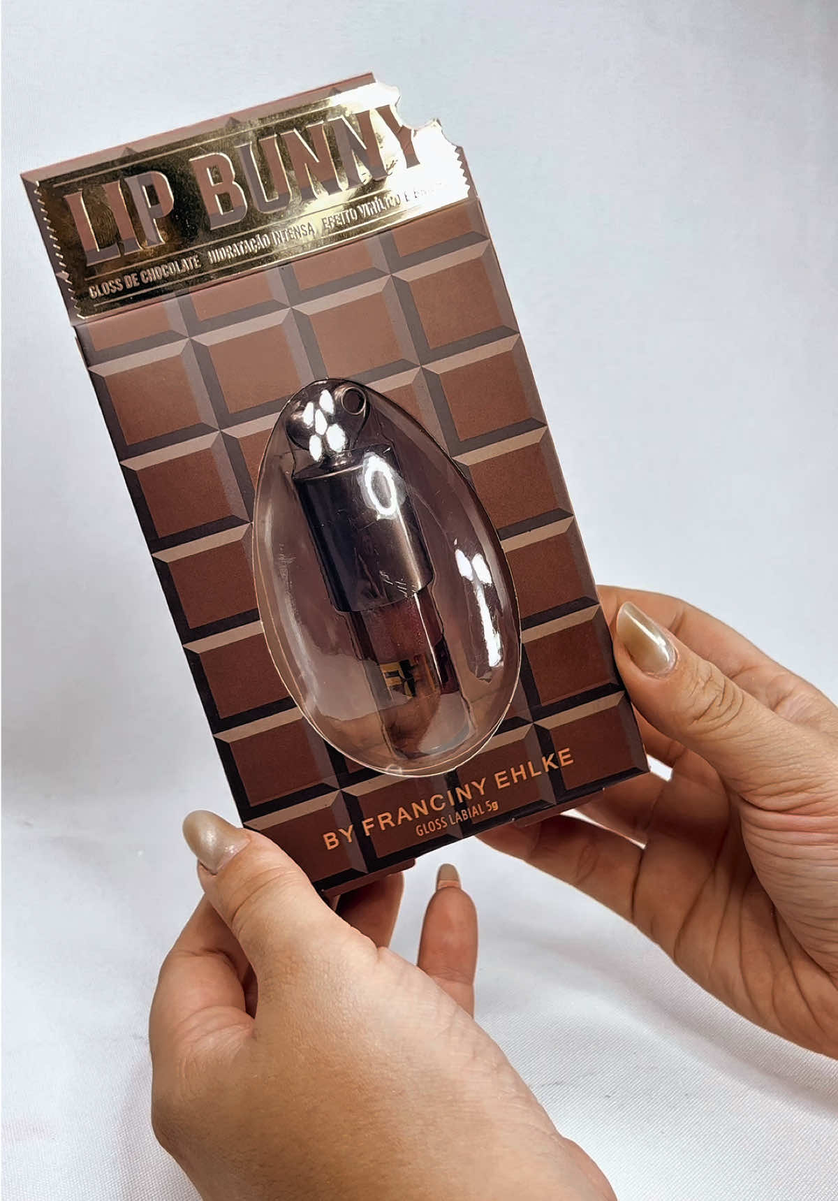 🍫💋 Chegou novidade na Henrique Cosméticos! 💋🍫 O Lip Bunny Fran by Franciny Ehlke – Chocolate chegou pra deixar seus lábios ainda mais lindos e hidratados ✨ 💄 Brilho intenso 💧 Textura leve e super hidratante 😍 Cheirinho delicioso de chocolate Corre garantir o seu antes que acabe! 🛍️💅 📦 Disponível nas lojas e no site: www.henriquenailscosmeticos.com.br #HenriqueCosmeticos #LipBunny #FranByFrancinyEhlke #GlossLabial #Beleza 