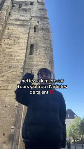 @Garuzé pov j’apprends à Vico comment faire des tiktoks… est ce que je max avec ma doudoune ?? (il fait trop froid nn?) #garuze #tours #rap 