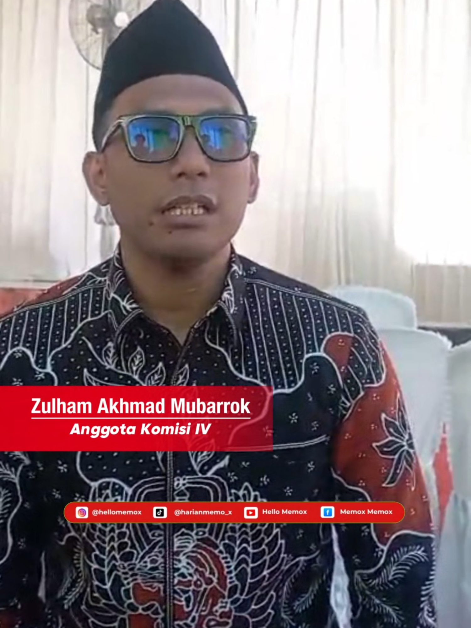 DPRD Kabupaten Malang Akan Sidak Program Makan Bergizi Gratis (MBG) 🍱🔍 Maraknya kasus keracunan program MBG di berbagai daerah membuat DPRD Kabupaten Malang turun tangan. Anggota Komisi IV, Zulham Akhmad Mubarrok, memastikan akan melakukan Inspeksi Mendadak (Sidak) ke sejumlah Satuan Pelayanan Pemenuhan Gizi (SPPG) di wilayah Kabupaten Malang. Zulham menegaskan, langkah ini untuk memastikan pelayanan MBG berjalan sesuai prosedur dan memenuhi standar keamanan pangan. Ia juga menyoroti masih banyaknya SPPG yang belum memiliki Sertifikat Laik Higiene Sanitasi (SLHS). Dari sekitar 66 titik SPPG yang sudah berdiri, sebagian belum memenuhi kelayakan tersebut. “Jangan sampai terjadi kasus seperti di daerah lain. Anak-anak penerima MBG ini adalah generasi penerus bangsa, dan keselamatannya menjadi tanggung jawab kita bersama,” tegas Zulham. DPRD akan memperketat pengawasan dan mendorong pengelola MBG segera melengkapi sertifikasi serta menjalankan SOP dengan benar. Sidak dijadwalkan dilakukan minggu ini sebagai peringatan dini bagi semua pengelola SPPG di Kabupaten Malang. 🚨 . . Jangan lupa follow Tiktok: @hellomemox Ig:@hellomemo_x Youtube: hellomemox Facebook: Memox Memox  . . . #fyp #foryou #fypage #berita #beritaviral #beritaterkini #memox #trending  #DPRDKabMalang #MBG #MakanBergiziGratis #SPPG #PengawasanPublik #KabupatenMalang #ZulhamAkhmadMubarrok #PDIPerjuangan #KesehatanAnak #ProgramPemerintah