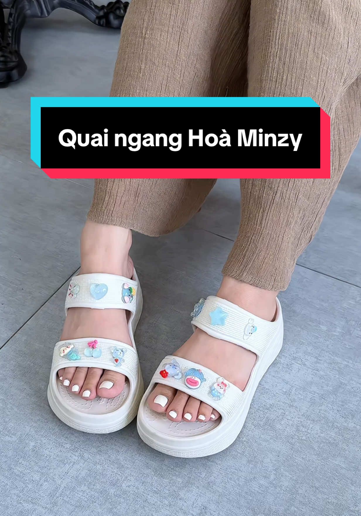 Dép quai ngang hack dáng Hoà Minzy đi ưng cái bụng nha #nhungoireview #depcaosu #nesty #depquaingang #dephoaminzy 
