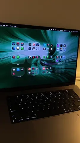 I love using it everyday. It become better and better with each update 🙏🏻 #macos26 #macbook #livewallpaper #apple #desksetup 