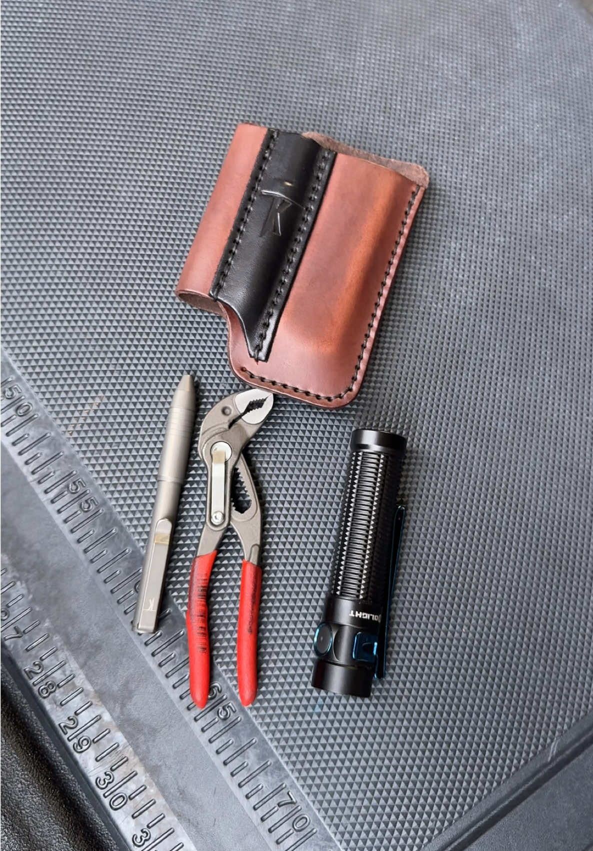 Size up your @knipex 125 in our Standard sheaths. Get it together one organizer at a time with Tale of Knives handmade leather gear.  #organizer #knipex #ford #trucks #trucktok Shop the gear at www.taleofknives.com