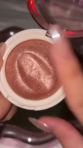 I swear it said “touch me” 👆 ID: 122516207 #highlighter #makeup #makeuptutorial #GlowUp#blindinghighlighter #highlighter #makeup #sheglammusthaves #SHEGLAM