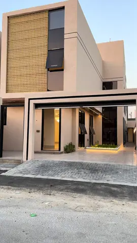 تابعنا سناب شات omar8575 مشروع فلل الريان الهفوف  مساحات 300 متر طول10 وعمق30 مسطح بناء452 متر شارع15  الدور الارضي : مجلس رجال واسع-صالة جلوس واسعه باطلاله على المناطق الخارجيه  مطبخ مستودع وغرفة غسيل ملابس غرفة عامله خارجيه معزوله بحمام تأسيس اصنصير الى الدور الاخير دورات المياة (3) بالارضي الدور الاول: غرفة نوم ماستر بتصميم مودرن صالة العائلة واسعه  منط دبل هايت على الارضي مع دخول الاضاءه الطبيعيه وغرفتين اضافيه بدورة مياة وبلكونه الدور الاخير: غرفتين نوم منهم ماستر وصالة عائلة ودرات المياة ويوجد سطحين  فكرة التصميم جميل وانيق وشرح السعر مليون و400 الف وقابل لتفاوض لتواصل مكتب حلم المنزل العقاري 0568575365 0544335118 0540452440