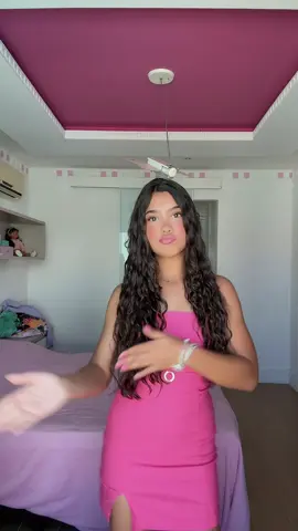 Quem gosta de sair combinando com a amiga ? ✨💖 Elas escolheram esse look da coleção de primavera da Gloss igual só mudando a cor e o melhor é a comemoração no final porque conseguiram fazer a dancinha 🤭 @We Love Gloss 