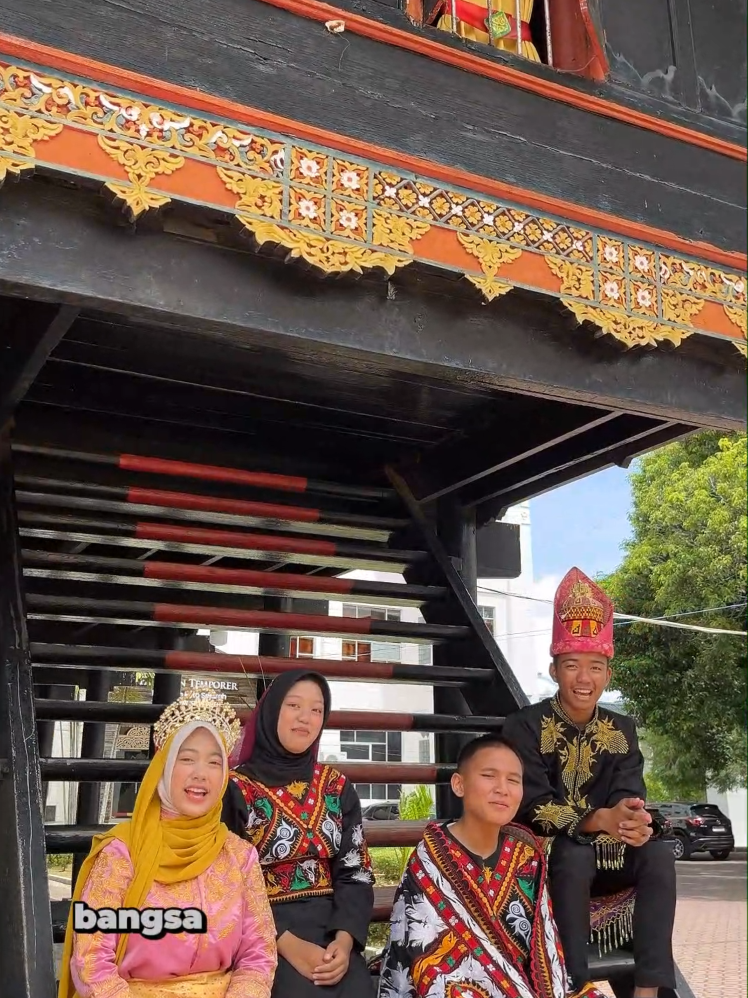 NADI NUSANTARA Rumah Aceh adalah rumah adat tradisional dari Provinsi Aceh, Indonesia. Rumah ini dikenal juga dengan nama Rumoh Aceh. Berikut beberapa informasi penting tentang Rumah Aceh: 🏠 Ciri Khas Rumah Aceh: Rumah Panggung: Dibangun di atas tiang (panggung), biasanya setinggi 2–3 meter dari tanah. Tujuannya untuk menghindari banjir dan gangguan binatang buas. Atap Lancip dan Menjulang: Atap rumah berbentuk limas yang tinggi dan runcing. Dibuat dari daun rumbia atau ijuk. Bahan dari Kayu: Seluruh bangunan rumah dibuat dari kayu, seperti kayu meranti atau kayu keras lainnya. Arah Rumah: Biasanya menghadap ke timur atau barat, mengikuti posisi matahari. Hal ini berkaitan dengan kepercayaan dan filosofi masyarakat Aceh. Ornamen dan Ukiran: Rumah Aceh dihias dengan ukiran khas, seringkali mengandung motif flora dan simbol keislaman. 🛋️ Pembagian Ruangan Utama: Seuramou Keu (Serambi Depan): Untuk menerima tamu laki-laki atau kegiatan sosial. Tungai (Ruang Tengah): Ruang utama keluarga, tempat tidur anggota keluarga. Seuramou Likot (Serambi Belakang): Digunakan untuk dapur dan tempat perempuan melakukan kegiatan sehari-hari. Rumah Dapu: Ruang terpisah sebagai dapur atau tempat masak. #NadiNusantara #BangkitBudaya #BimasaktiPeduli#f #xybca #account  @nadi.nusantara@sman.modalbangsa@ciyyaaau@alifakardeani@fandiraadyaka@wicaallss