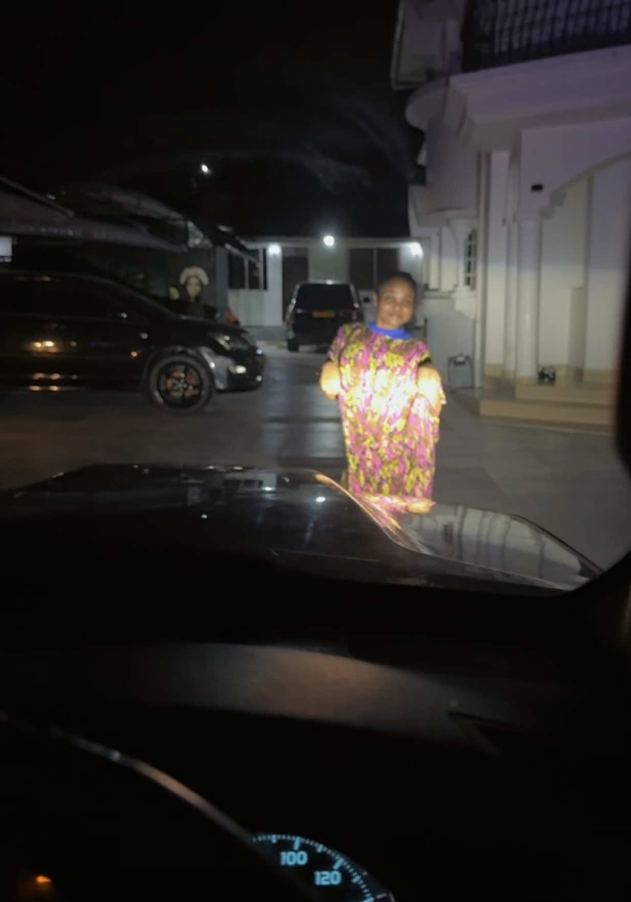 Hebu vaa viatu vyangu,  hapo mwenyewe nimejirudia zangu mihangaikoni napokelewa kwa Madegazyee hayo, ata kama wewe unaachaje kuoza, na Utoke hapo Uende kwa #Nani asa?? Hawa watoto wa Kizanzibari Hawafai kabisa 🤦🏻‍♂️ 