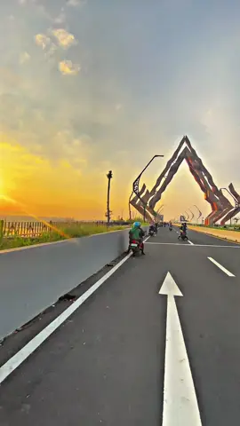 Info ya Sekarang udah gak boleh berhenti diatas jembatan ya gaes.. #jogja24jam #jembatanviral #jembatanpandansimo #hilingkitahiling #kulonprogoyogyakarta 