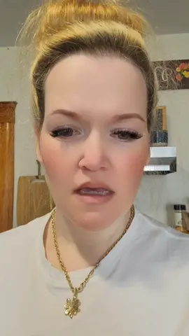 wth people really out here with LOW KNEES my day is disturbed now😄