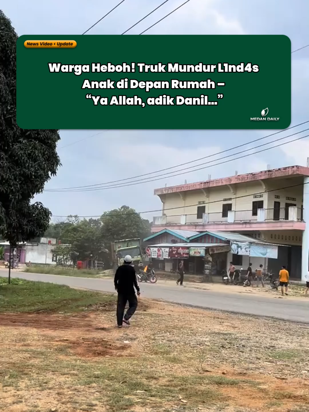 Kecelakaan tragis terjadi di kawasan Tanjung Menanti, Muaro Bungo, Jambi, pada Kamis (9/10/2025). Sebuah truk bermuatan berat dikabarkan mundur secara tak terkendali dan melindas seorang anak kecil hingga tewas di tempat. Dalam video yang beredar di media sosial, tampak warga berusaha mendekati lokasi kejadian dengan perasaan panik. Truk berwarna hijau terlihat berhenti miring di pinggir jalan, sementara beberapa warga tampak berusaha menenangkan keluarga korban yang histeris. Tulisan di video menyebutkan, korban merupakan seorang anak kecil bernama Dani, warga setempat. Warga sekitar menyebut, truk tersebut sedang parkir dan tiba-tiba bergerak mundur tanpa disadari sopir, hingga menabrak korban yang sedang bermain di belakang kendaraan. Pihak kepolisian disebut sudah turun ke lokasi untuk melakukan olah TKP dan memintai keterangan saksi.