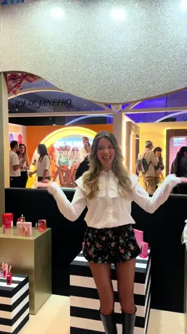 Bonjour Paris! 💜 Bugün @sephoraturkiye ile Sephoria Paris etkinliğindeydim, bir sürü markanın yılbaşı dönemine özel ürünlerini ve 2026’da Sephora’da olacak yeni markalardan bazılarını yakından tanıma ve deneyimleme fırsatı buldumm🤩Her şey inanılmazdıı🫠💞💞 Love you @sephoraturkiye #SephoriaTakesParis #davet #işbirliği 