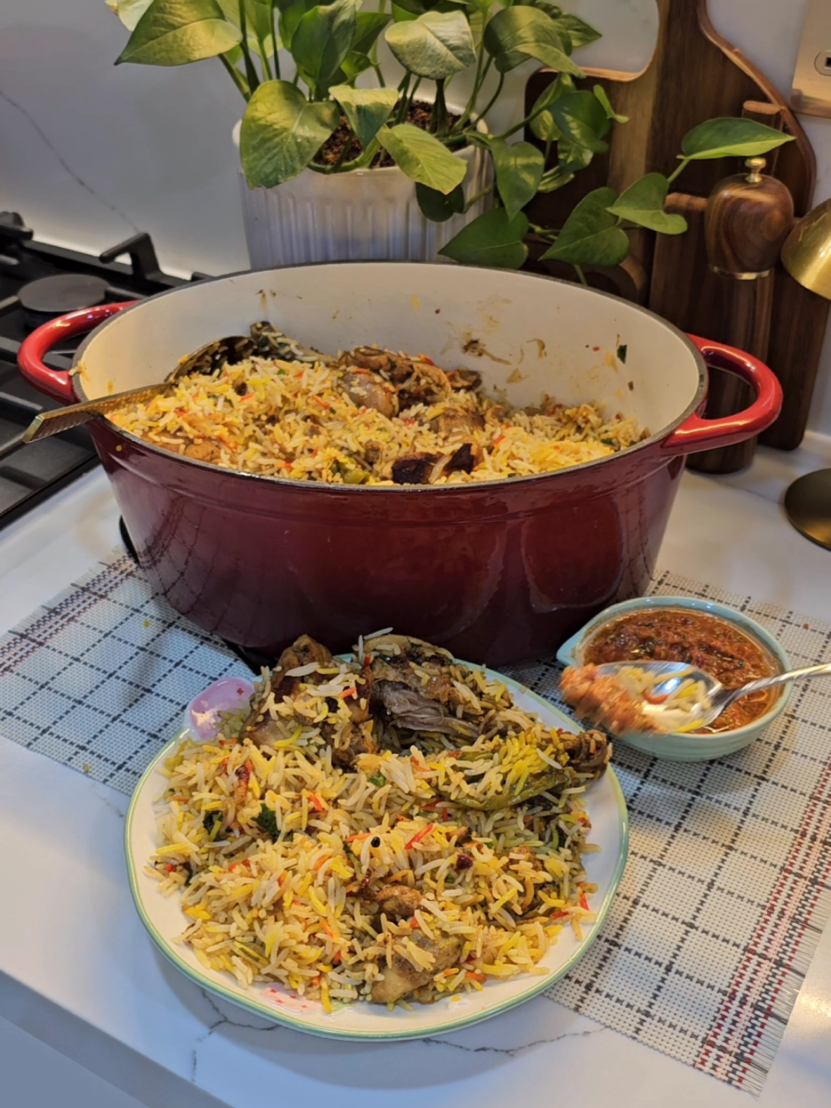 بریانی هندی@xwardni.khayal  #tiktokindia کەرەستەکان  بۆ تێکەڵەی مریشکەکە مریشک 4 کەوچکی خواردن ماست پیازی سورکراوە بیبەری تیژ 1 کەوچکی خواردن ئاوی ليمۆ پاپریکا خوێ بەهارات بریانی حەوت بەهارات دارچین سیری پاودەر بیبەری سوری تیژ بەهارات مریشک  مریشکەکە لەگەڵ ماست و کەرەستەکان تێکەڵ بکەن و ئینجا  بیکەنە ناو مەنجەڵێک و نیو کوپ  زەیتی تێبکەن و سوریبکەنەوە دواتر دوو کوپ ئاوی تێبکەن و بیکوڵێنن لەسەر ئاگرێکی کەم. بۆ برنجەکە 3 کوپ و نیو  برنجی دەنک درێژ دارچین 2 کەوچکی خواردن خوێ هێل  مێخەک  بیبەری ڕەشی دەنک ئاوی گەرم برنجەکە بیکوڵێنن بۆماوەی حەوت دەقە هەتا کەمێک نەرم دەبێت دواتر بیپاڵێون و لە ناو مەنجەڵێک قاتێک لە مریشکەکە دابنێن ئینجا قاتێک لە برنج دواتر کەرەوز و پیازی سورکراوەی لەسەر دابنێن وە لە کۆتایدا ڕەنگی خواردن یان کەمێک زەعفەرانی گیراوەی بەسەردا بکەن و بریانییەکە  بیکەنە سەر ئاگرێکی کز بۆ ماوەی 25 بۆ 30 دەقە دواتر ئامادەیە بۆ خواردن. بۆ سۆسەکەی 1 پیازی بچوک 1 دەنکە سیر 2 تەماتەی بچوک 2 بیبەری تیژ 1 کەوچکی زەڵاتە دۆشاوی تەماتە 1 کەوچکی خواردن ئاوی لیمۆ خوێ بیبەری ڕەش زەیتی زەیتوون بەهیوای سود